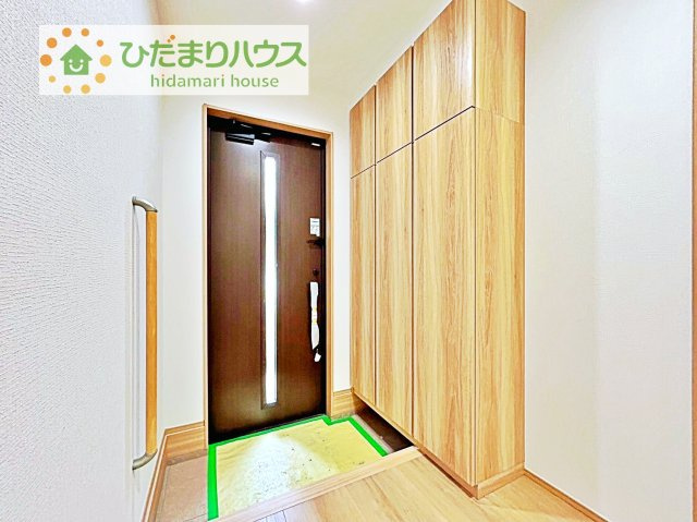 【玄関】 | 牛久市栄町2丁目　中古戸建 | 使い勝手の良い大きなシューズボックス☆乱雑になりがちな玄関をスッキリ見せてくれます！