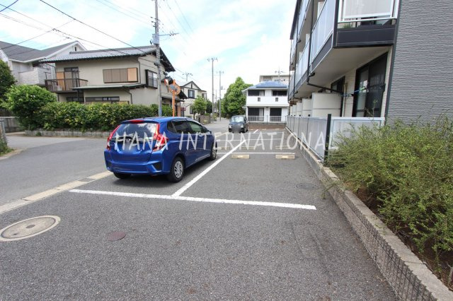 レオパレスフォレ流山の駐車場