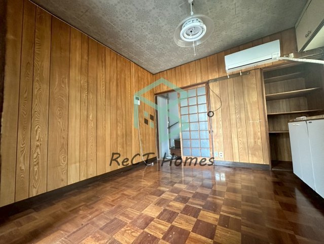 千代田公園前貸家の居間・リビング