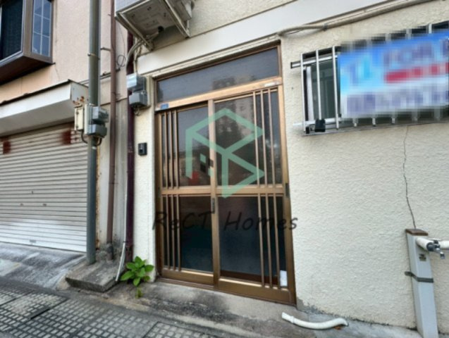 千代田公園前貸家の玄関