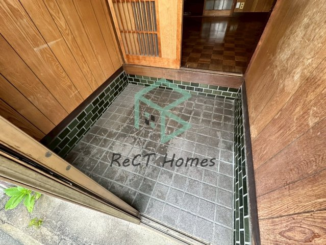 千代田公園前貸家の玄関