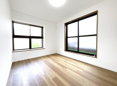 【洋室】 | 宇治市宇治野神　中古戸建 | 【洋室約6帖】南向きの洋室、こちらも2面採光で明るいお部屋となっています。南側の掃き出し窓はバルコニーです。