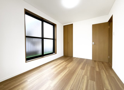 【洋室】 | 宇治市宇治野神　中古戸建 | 内覧受付中！実際に内覧してみて初めてわかる事がたくさんあります。内覧するだけなら料金はかかりません。迷った時は、お気軽に内覧のご予約を。見て、納得して、次に進みましょう！