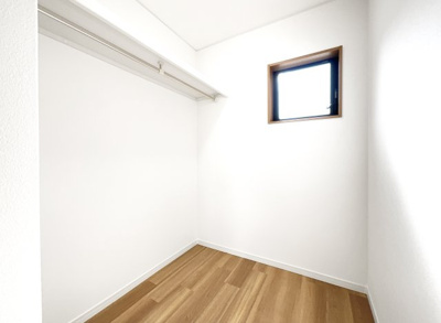 【洋室】 | 宇治市宇治野神　中古戸建 | 《ウォークインクロ―ゼット》荷物が多い方は収納として、窓やコンセントもあるので書斎としても利用できそうですね。