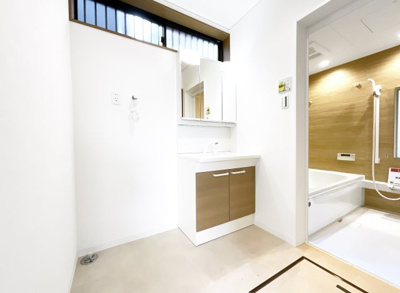 【独立洗面台】 | 宇治市宇治野神　中古戸建 | 洗面化粧台はリフォームで新調しています。三面鏡の収納たっぷりワイドタイプ。洗濯機置場もこちらのスペースにあります。