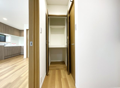 【収納】 | 宇治市宇治野神　中古戸建 | 玄関ホールにある収納です。荷物が多いご家庭は大変助かりますね。