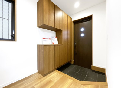 【玄関】 | 宇治市宇治野神　中古戸建 | シューズボックスが完備されているとほんと助かりますよね。現地に立っている幟《キズナホーム》のお店ですヽ(^。^)ノ　物件の事やローンについてなど、些細な事でもお気軽にお問合せ下さい！