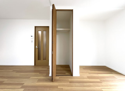 【収納】 | 宇治市宇治野神　中古戸建 | 《リビング収納》全室収納（WICもあり）リビングにも収納があって片づけができるお家。