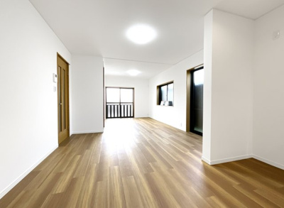 【居間・リビング】 | 宇治市宇治野神　中古戸建 | １階のスペースも、LDK約15.5帖として生まれ変わりました！広いLDKを購入条件にされる方は100％といっても過言ではありません。