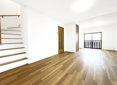 【居間・リビング】 | 宇治市宇治野神　中古戸建 | 人気のリビング階段で、ご家族の帰宅がすぐに把握できてコミュニケーションも増します。