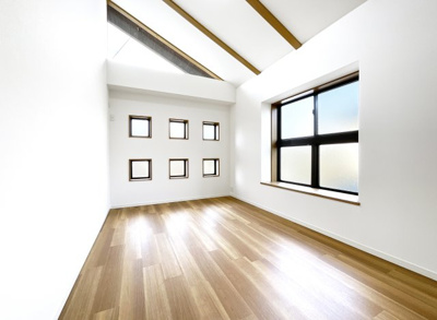 【洋室】 | 宇治市宇治野神　中古戸建 | 【洋室約6.7帖】こちらのお家の特徴は『空の見える明るい室内』です。明るいお家を希望の方にぴったりな室内です。