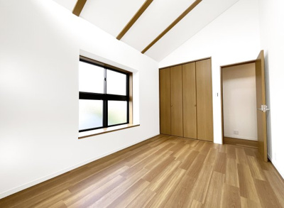 【洋室】 | 宇治市宇治野神　中古戸建 | 【洋室約6.7帖】勾配天井で開放的な室内、窓が沢山あり明るくお洒落な内装です！