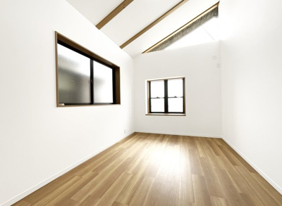 【洋室】 | 宇治市宇治野神　中古戸建 | 【洋室約6.2帖】先程のお部屋と同じ形の反転タイプ、こちらのお部屋も勾配天井で開放的な室内ですね。