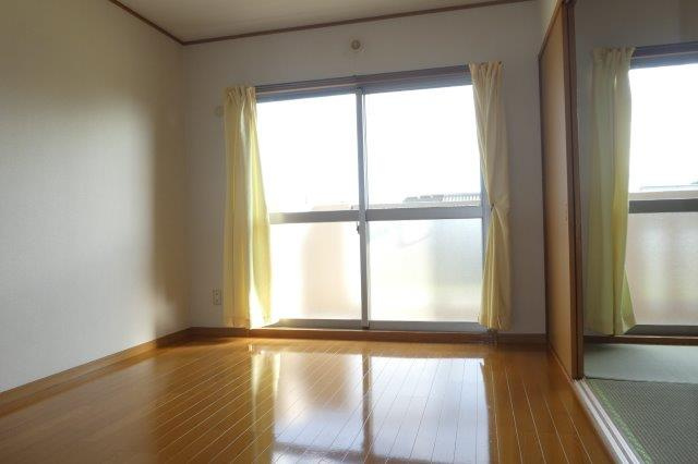 総社市井尻野の賃貸マンションの居間・リビング|洋室