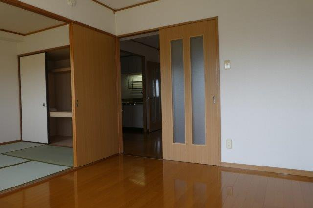総社市井尻野の賃貸マンションの居間・リビング|洋室