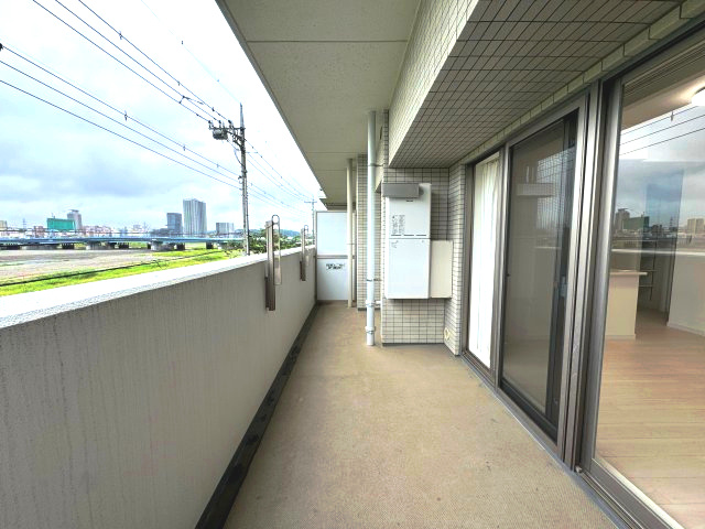 ラヴィラ府中多摩川のバルコニー|バルコニー(１３.２０㎡)
広めのバルコニーは、お洗濯スペースとしてはもちろん、自然の光や風を感じられる気持ちのよい屋外空間です。