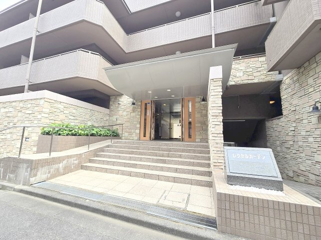 レクセルガーデン小作のエントランス