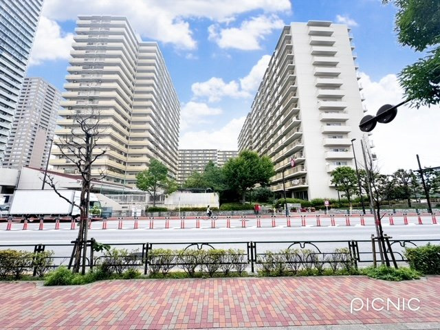 プラザ元加賀の外観|小名木川沿いに佇む総戸数673戸のビックコミュニティ♪
緑溢れる住環境で併設の幼稚園と公園があり子育て環境良好です♪