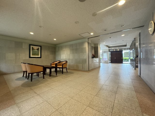 プラザ元加賀のその他共用部分|高級感溢れるタイル張りのエントランスです♪