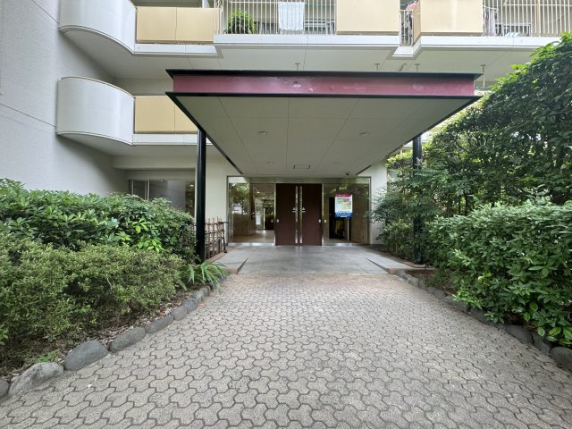 プラザ元加賀のその他共用部分|緑溢れるエントランスです♪