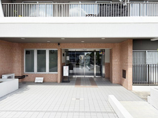 【エントランス】 | マンションの正面エントランス。出入りする人間を癒してくれるマンション入り口であり、その建物の「顔」でもあります。～即日のご見学可能～　お問合せはお気軽にどうぞ。