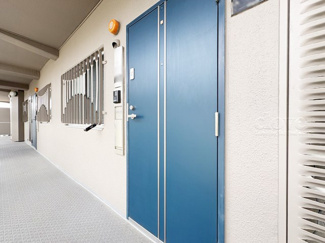 【その他共用部分】 | 皆様をお迎えする、お部屋の玄関ドア。開けやすさや開放角度、ドアノブの操作しやすさや鍵の形状などを、現地で一度ご確認ください。～即日のご見学可能～　お問合せはお気軽にどうぞ。