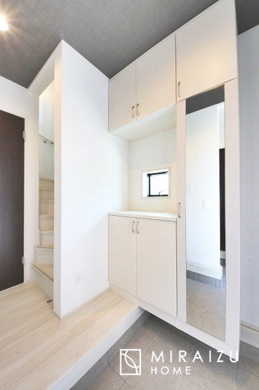 【玄関】 | いってきます♪ただいま♪明るい声が聞こえてきそうな玄関。ナチュラルなカラーがとても清潔感のある造りです♪
