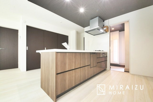 【キッチン】 | スッキリとした形が上品な広々ワイドキッチンです。レンジフードもすっきりとした造りなので圧迫感もございません。窓もあり明るい空間の中で毎日お料理することが可能です。収納スペースも広いのが嬉しいですね。
