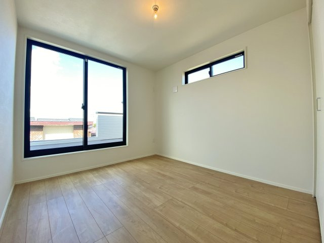 練馬区桜台2丁目 限定1棟の洋室|3階5.2帖洋室
収納豊富でゆったり仕様の間取り
各室広さをしっかりと確保しプライベート空間も快適にお過ごしいただけます