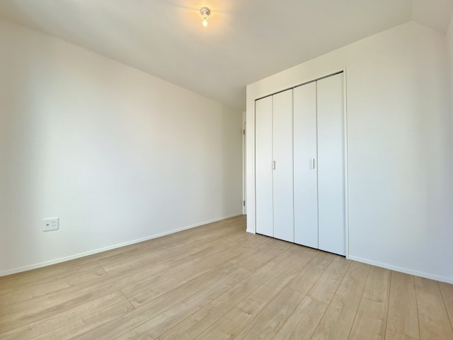 練馬区桜台2丁目 限定1棟の洋室|3階5.3帖洋室
バルコニーには2部屋から出入りでき便利な仕様です
暖かな採光を取り込み＋αのゆとりと開放感を演出いたします