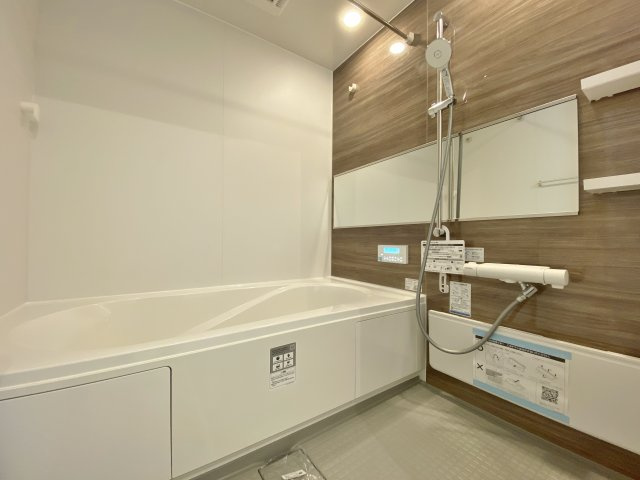 練馬区桜台2丁目 限定1棟の浴室|足を伸ばしてゆったりとお寛ぎいただける一坪タイプのユニットバス
お子様とのご入浴も快適な広さです