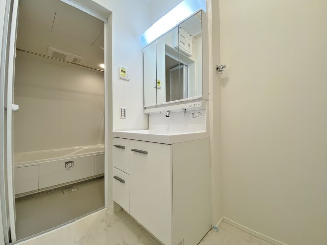 練馬区桜台2丁目 限定1棟の洗面所|白を基調とし清潔感のある洗面室
広さもゆとりがあり着替えや家事も快適に行えます