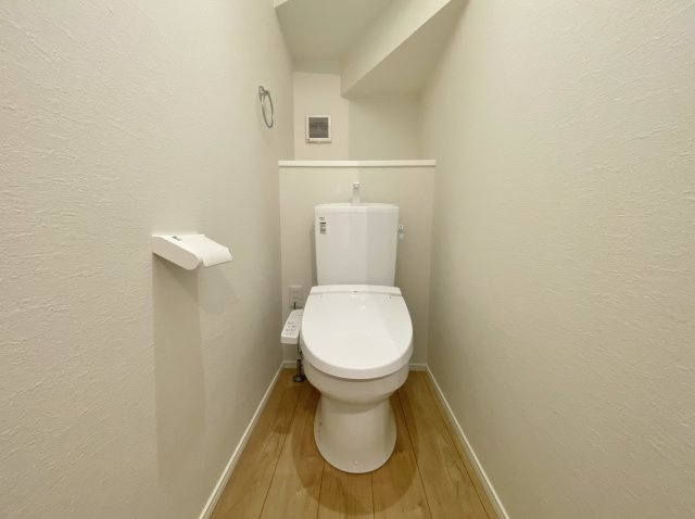 練馬区桜台2丁目 限定1棟のトイレ|トイレは1階・3階にございます
温水洗浄暖房便座機能付