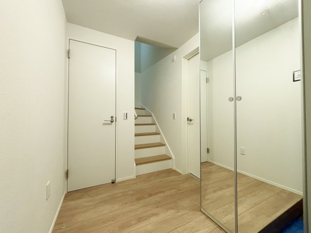 練馬区桜台2丁目 限定1棟の玄関|開放感溢れる玄関スペース
シューズボックスにはミラー付きでお出かけ前の身だしなみチェックに便利です