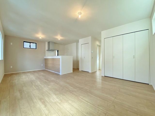 練馬区桜台2丁目 限定1棟の居間・リビング|２階ワンフロアタイプの開放感溢れるLDK
ナチュラルカラーで統一し暖かで上品な仕上がりです
水回りも2階に集め家事動線の良い間取りです