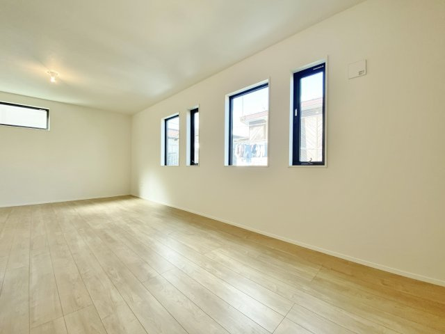 練馬区桜台2丁目 限定1棟の居間・リビング|光と動線が美しく調和するデザイン性溢れる空間
永きにわたりご家族皆様の暖かな空間となるようにLDＫを2階に配置し皆が集いやすい設計にいたしました♪