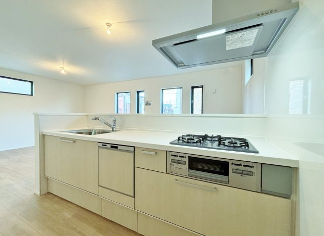 練馬区桜台2丁目 限定1棟のキッチン|快適な機能とデザイン性が魅力のシステムキッチン搭載
リビングにいるご家族と会話をしながら家事が楽しめる人気のオープンキッチンです