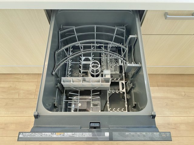 練馬区桜台2丁目 限定1棟のキッチン|食後の片づけに便利な食器洗乾燥機が標準装備です 時間が有効活用でき、節水にもなりま