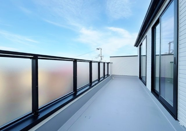 練馬区桜台2丁目 限定1棟のバルコニー|開放感溢れ広々としたワイドバルコニーが魅力的！
陽当り・風通しも良く布団や洗濯物も沢山干せます