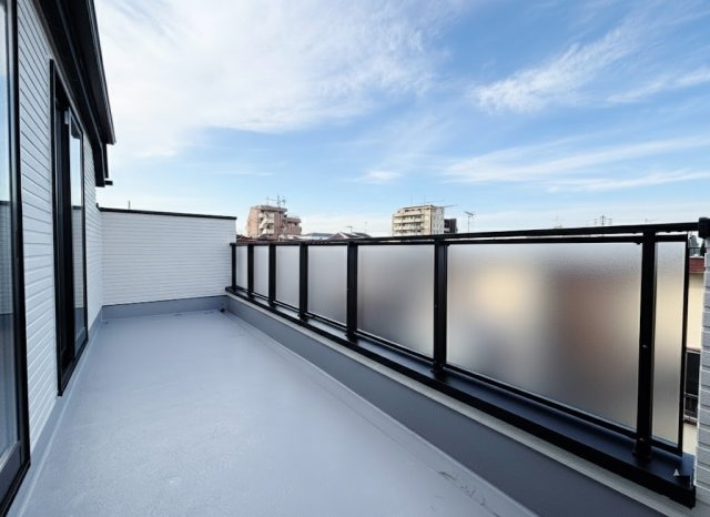 練馬区桜台2丁目 限定1棟の展望|豊かな採光と心地よい風を導くバルコニー
休日には空が広がるご家族だけの屋外リビングとしてお使いいただくのも良いですね♪