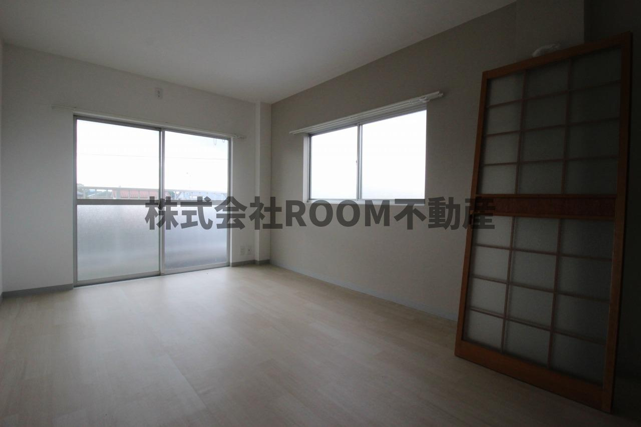 グリーンハイツ姫城の寝室|広くて明るい寝室