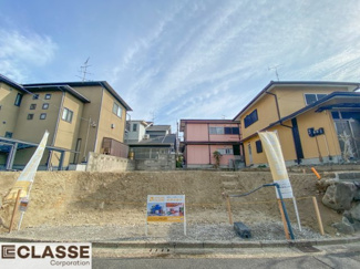 【外観パース】 | 宇治市南陵町1丁目　売土地　建築条件付き | 標準仕様（アトリエスタイルハウス仕様）で断熱材は気密性、断熱性能も高い、吹付断熱を採用。屋根断熱を実現していますので、お家全体が冬はあったかく、夏は涼しいお家づくりが可能です。