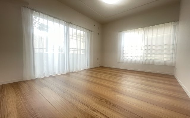 藤和シティコープ根岸の洋室|大きな窓からたっぷりの日差しが降り注ぐ明るい室内です。気持ちの良い朝日を受けて、目覚めの良い健康的な朝を迎えられそうです。