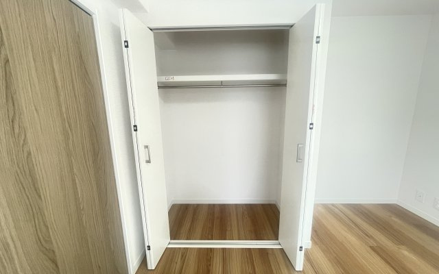 藤和シティコープ根岸の収納|枕棚とハンガーパイプが標準装備の機能的なクローゼットは、大切なお洋服をきれいな状態で収納できます！
また、収納ボックスなどを配置して使えば、多様な使い方が出来、収納の幅が広がります！