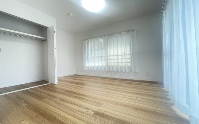 藤和シティコープ根岸の洋室|大きな窓からたっぷりと陽光が注がれる明るい空間。家族の成長に対応できる永住仕様の間取り。一日の疲れをいやしてくれる主寝室。時を忘れて過ごす場所として過ごせるお部屋。