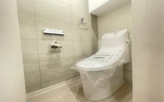 藤和シティコープ根岸のトイレ|ウォシュレット内蔵の最新トイレ設備です♪トイレ上部にはあると便利な吊戸棚を設置♪