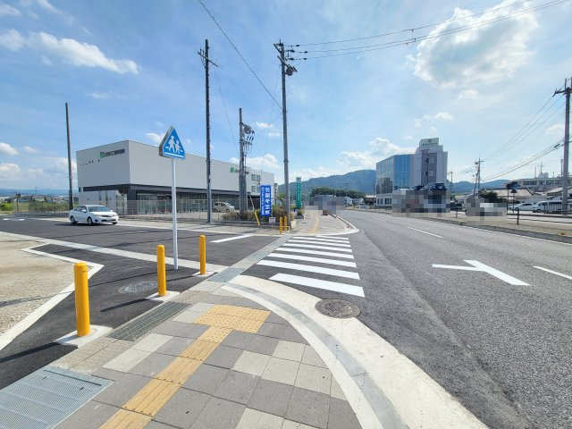 ライフフィールド備前の前面道路含む現地写真