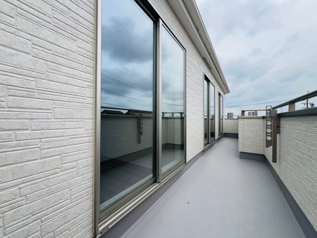 知多郡東浦町緒川屋敷参区149番2『仲介手数料無料』新築戸建てのバルコニー