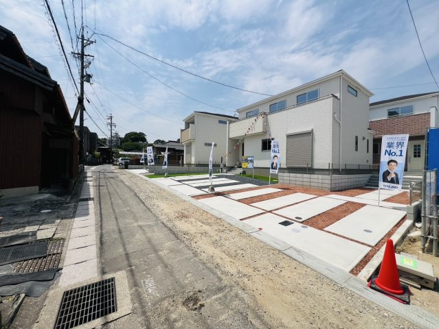 知多郡東浦町緒川屋敷参区149番2『仲介手数料無料』新築戸建ての前面道路含む現地写真