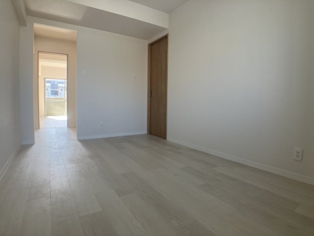 コスモハイツの洋室